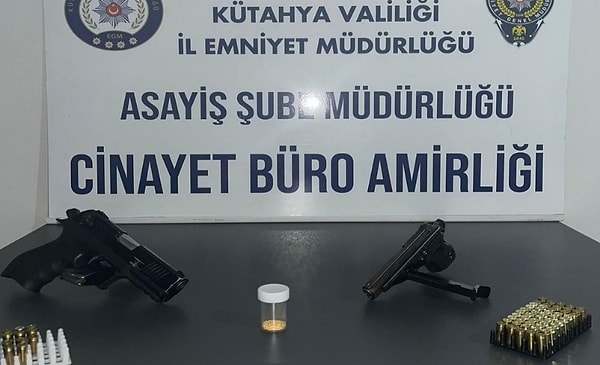 Altın aramada da kullanılan radyoaktif maddenin yaklaşık 70 milyon dolar değerinde olduğu belirtildi. Yakalanan sürücü B.G.'nin Yeni Mahalle'deki evinde yapılan aramalarda ise 2 adet ruhsatsız tabanca ve 63 adet fişek bulundu.